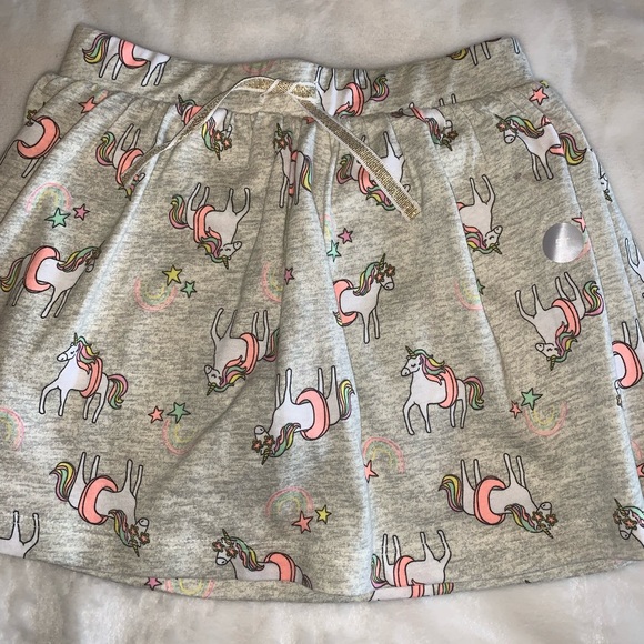 OshKosh B’gosh. (2) summer fun print cotton skorts, size 5T - Picture 4 of 10
